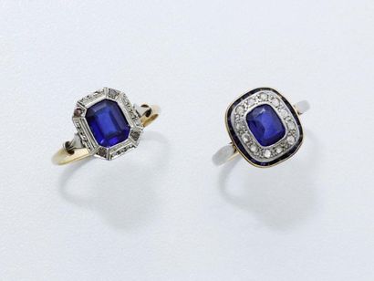 null Lot en or 750 millièmes, composé de 2 bagues ornées de pierres bleues dans un...