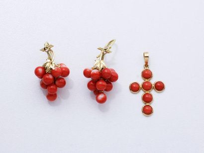 null Ensemble en or 750 millièmes et corail, composé d'une paire de pendants d'oreilles...