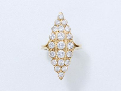 null Bague marquise en or 750 millièmes ornée d'un pavage de diamants brillantés...