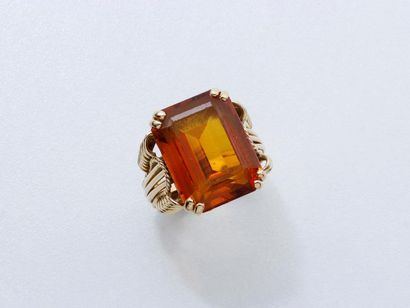 null Bague en or 750 millièmes, ornée d'une citrine rectangulaire à pans coupés en...