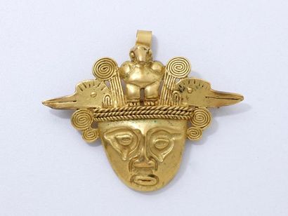null Broche pendentif en métal doré représentant un masque Chaman-L'homme oiseau.
Elle...