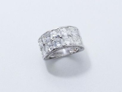 null Large anneau en or gris 750 millièmes, la monture stylisée habillée de diamants...