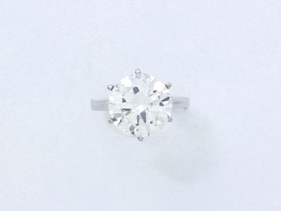 null Bague solitaire en or gris 750 millièmes, ornée d'un diamant rond brillanté...