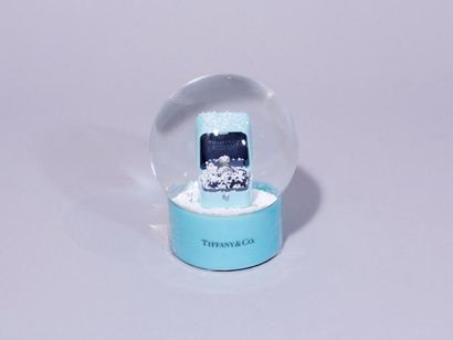 null TIFFANY & Co
Boule à neige en verre, renfermant une bague solitaire présentée...