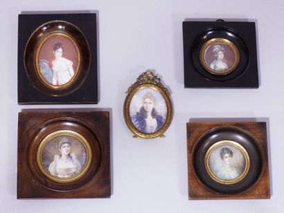 null Lot composé de 5 miniatures représentant les portraits de femmes en buste dont...