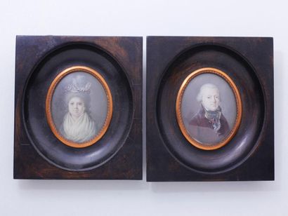 null Ensemble de 2 portraits miniatures ovales peints sur ivoire d'un homme en buste...