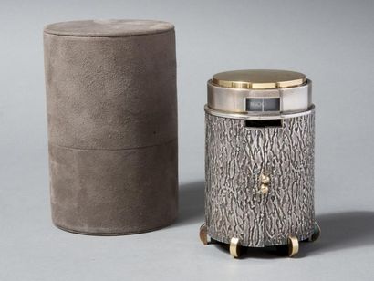 null BOUCHERON
Radio cylindrique ouvrante en argent 800 et or 750 millièmes, à décor...