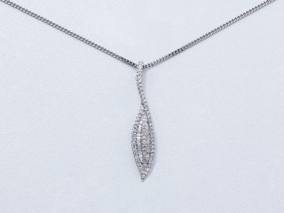 null Pendentif en or gris 750 millièmes, stylisant une feuille habillée de diamants...