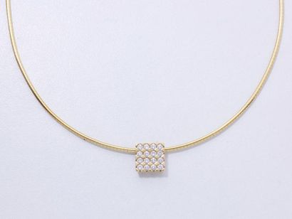 null Collier en or 750 millièmes retenant un pendentif carré orné de diamants brillantés,...