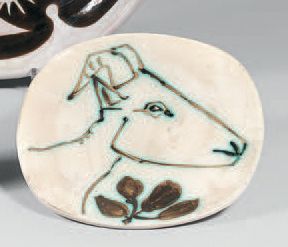 Pablo Picasso (1881 1973) Tête de chèvre de profil
Assiette ronde carrée, empreinte...