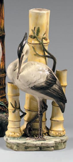 TRAVAIL TECHKOSLOVAQUE Grand vase en céramique, décor en haut relief d'un échassier,...