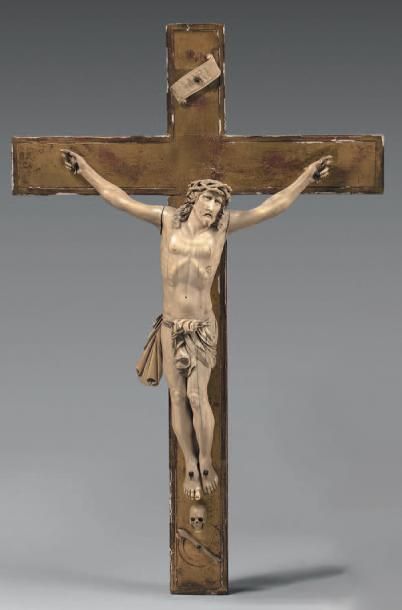 null Christ en croix en ivoire sculpté en ronde-bosse, trace de polychromie. Il est...
