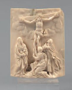 null Plaquette en ivoire sculpté en relief, représentant la cru­cifixion dans une...