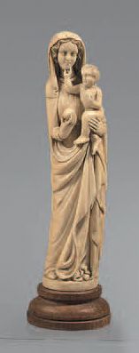 null Vierge à l'Enfant en ivoire sculpté en ronde-bosse: Ma­rie debout tenant Jésus...