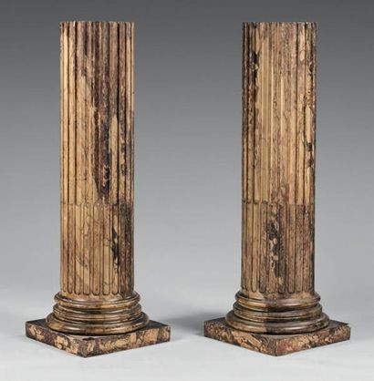 null Paire de colonnes en bois mouluré et peint en trompe-l'oeil à l'imitation du...
