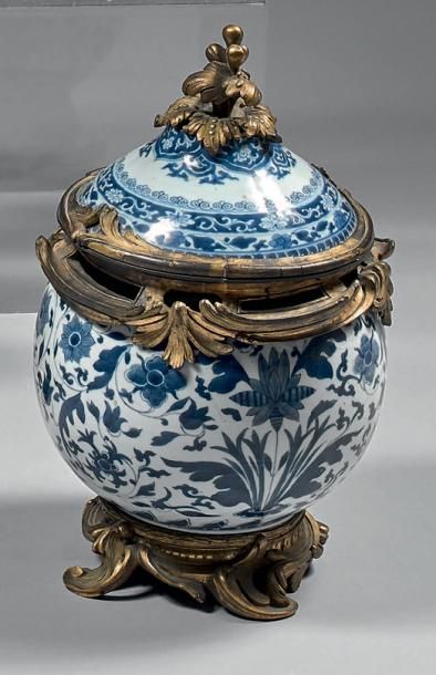 null Vase pot-pourri en porcelaine émaillée bleu d'Extrême-Orient à décor de frises...