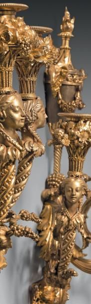 null Paire d'appliques à trois lumières en bronze finement ci­selé et doré; les fûts...