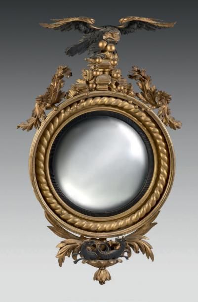 null Large miroir légèrement convexe dans un cadre en bois sculpté et doré. A l'amortissement,...