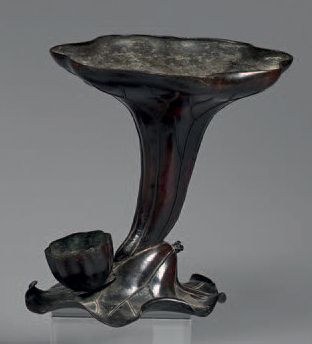 null Vase «japonisant» en bronze ciselé et patiné sous la forme d'un nénuphar épanoui...
