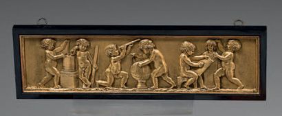 null Bas-relief rectangulaire en bronze ciselé et doré représentant des putti au...