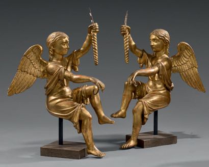 Italie, vers 1800 * Paire d'anges ailés formant piques-cierges en bois sculpté et...