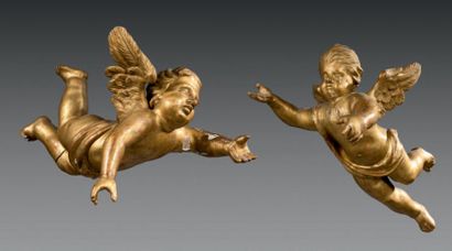 ITALIE, XVIIIÈME SIECLE * Paire d'angelots en bois sculpté et partiellement redoré...