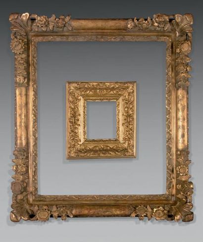 Pays-Bas, XVIIème siècle * Cadre en bois sculpté et doré à décor de rinceaux et lam­brequins
Dimensions...