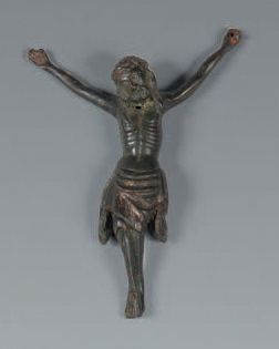 null Christ en bronze gothique avec trace de dorure. Long périzonium, côtes stylisées,...