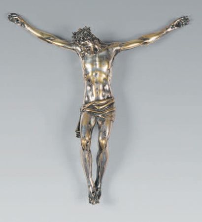 null Christ en bronze argenté, sa tête couronnée d'épines est légèrement penchée...