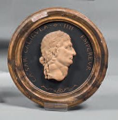 null Bas-relief en albâtre représentant Caligula sous son profil droit sur un fond...