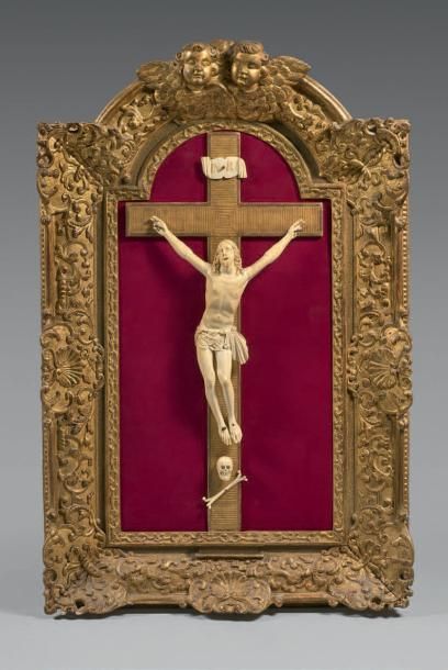 null Christ en croix en ivoire sculpté en ronde-bosse. Le Christ est vivant. Le corps,...