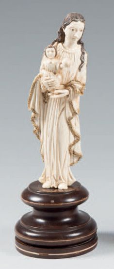 null Grande Vierge à l'Enfant en ivoire sculpté en ronde-bosse, polychrome et doré....