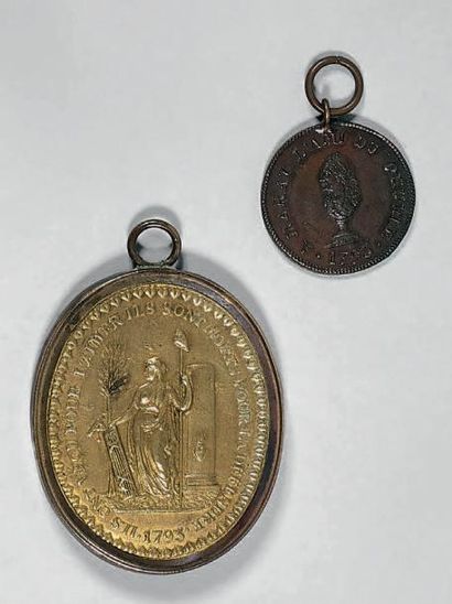 null Une médaille ovale uni face en bronze doré représentant la République entourée...