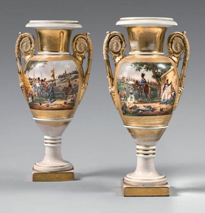 null Paire de vases fuseaux en porcelaine de Paris, blancs et or, ils sont ornés...