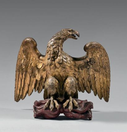 null Grande aigle de décoration aux ailes éployées en bois sculpté et doré, fuseau...