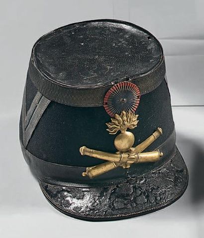 null Shako d'officier subalterne d'artillerie, fût en cuir recouvert de drap noir,...