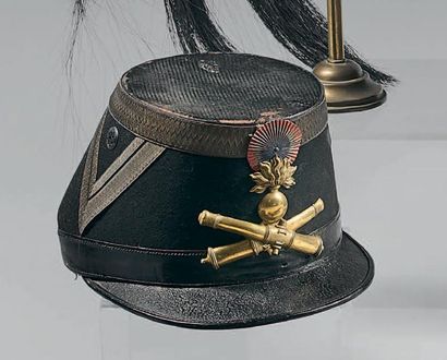 null Shako d'officier subalterne d'artillerie modèle 1872, fût en cuir recouvert...