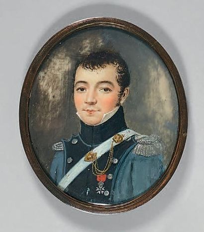null Miniature ovale sur ivoire: Portrait d'un jeune officier de la garde royale,...
