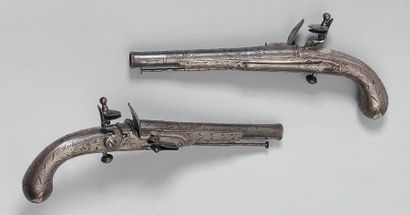 null Paire de pistolets à silex écossais, canons gravés à quatre registres, extrémités...