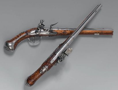 null Paire de pistolets d'arçon français à silex exécutés pour la garde du stathouder...