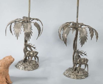 VALENTI Paire de lampes en bronze argenté à décor de cerf sous branchages
Haut. Totale...