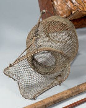 null Lot de 3 carafes à goujon en verre, circa 1920, bon état
On y joint une nasse...