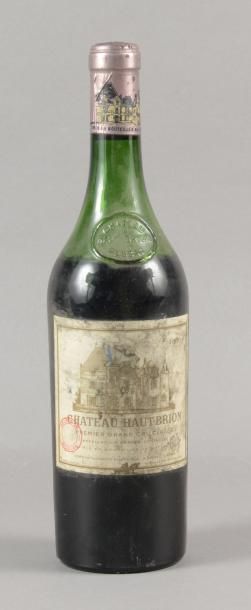 null 1 bouteille CH. HAUT-BRION, 1° cru Pessac-Léognan 1966 (V bas de la gravure,...