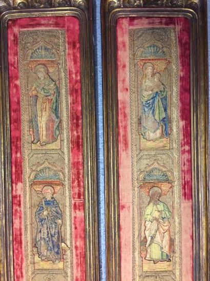 null Paire d'orfrois brodés, Italie, XVIe siècle. Fond brodé or, décor en soie polychrome...