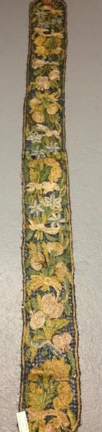 null Bordure brodée en soie sur gaze de chanvre, Angleterre (?), XVIIe siècle. Fruits,...