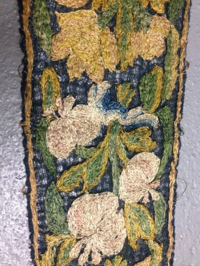 null Bordure brodée en soie sur gaze de chanvre, Angleterre (?), XVIIe siècle. Fruits,...