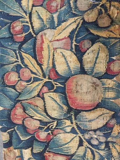 null Belle bordure de Tapisserie, Flandres ou Italie (?), XVIe siècle. Mille-fleurs...