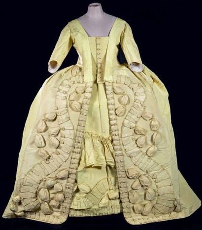 null Robe à la française, Gros de Naples jaune safran, vers 1770. Manteau de robe...