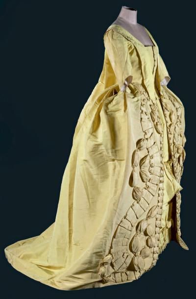 null Robe à la française, Gros de Naples jaune safran, vers 1770. Manteau de robe...