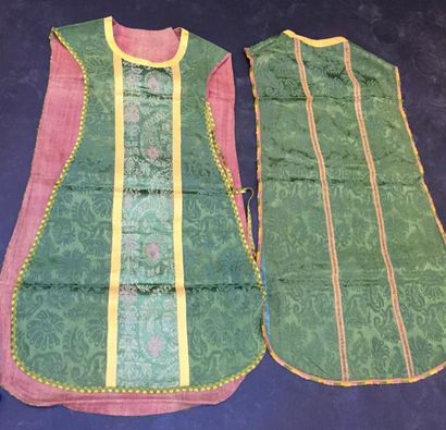 null Deux belles chasubles en damas et lampas, Italie, début du XVIIe siècle.
Damas...